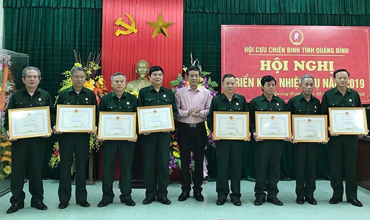 Đồng chí Chủ tịch UBND tỉnh Trần Công Thuật tặng bằng khen của UBND tỉnh cho hội viên CCB đạt thành tích xuất sắc trong sản xuất, kinh doanh năm 2018.