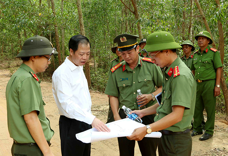 Đại tá Trần Hải Quân, Giám đốc Công an tỉnh kiểm tra thực địa công tác chuẩn bị cho diễn tập khu vực phòng thủ tỉnh Quảng Bình năm 2019 của lực lượng Công an.