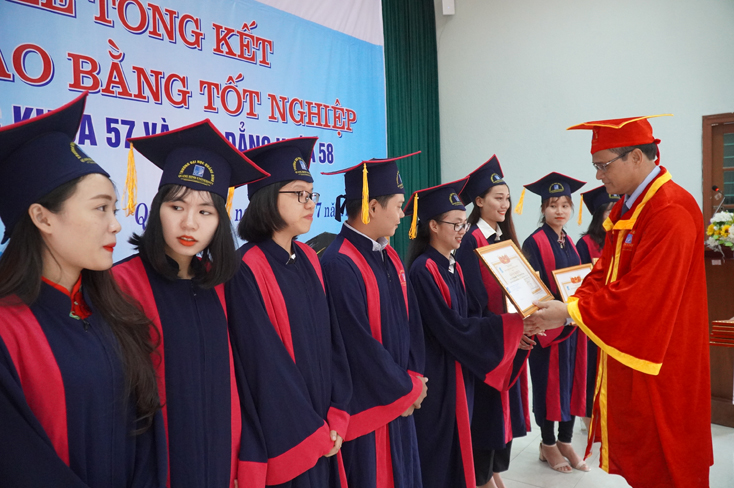 PGS-TS Hoàng Dương Hùng, Hiệu trưởng Trường ĐHQB trao giấy khen và phần thưởng cho 19 thủ khoa xuất sắc.