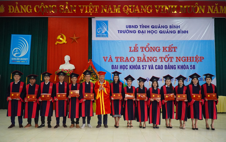 Đại diện lãnh đạo Trường ĐHQB trao bằng tốt nghiệp cho các sinh viên nước bạn Lào.