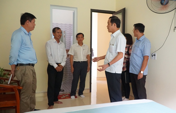 Đồng chí Trần Công Thuật và đoàn công tác đến thăm cơ sở lưu trú Hoàn Châu homestay.
