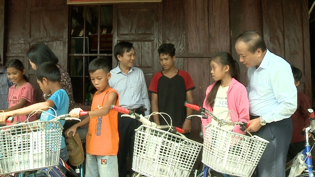 Các em học sinh nghèo khó khăn xã Trường Sơn phấn khởi nhân quà do UBMTTQVN tỉnh trao tặng