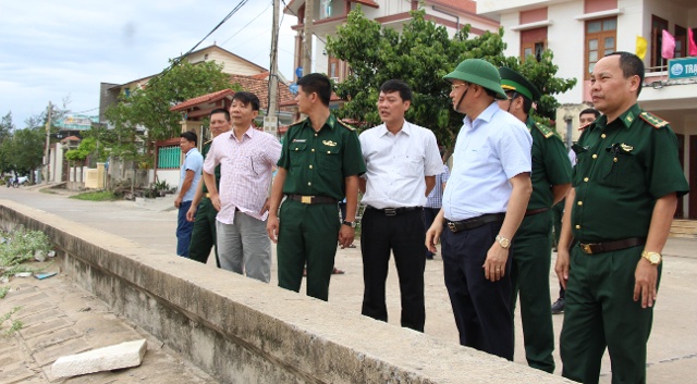 đồng chí Lê Minh Ngân, Phó Chủ tịch UBND tỉnh yêu cầu: Trạm kiểm soát biên phòng Gianh và Văn phòng đại diện thanh tra, kiểm soát nghề cá cần tăng cường kiểm tra chặt chẽ tàu cá tại các cửa lạch