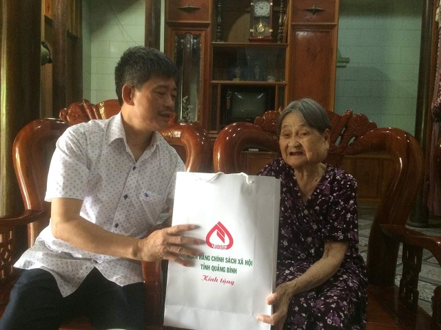 NHCSXH tỉnh thăm và tặng quà mẹ Cao Thị Khuyến  ở thị trấn Quy Đạt, huyện Minh Hóa