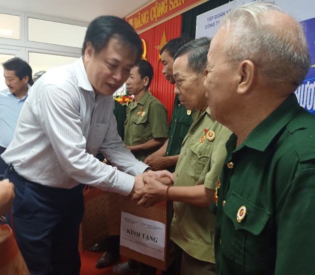 Đại diện lãnh đạo Cổng thông tin điện tử Chính phủ tặng quà cho các gia đình chính sách trên địa bàn tỉnh Quảng Bình