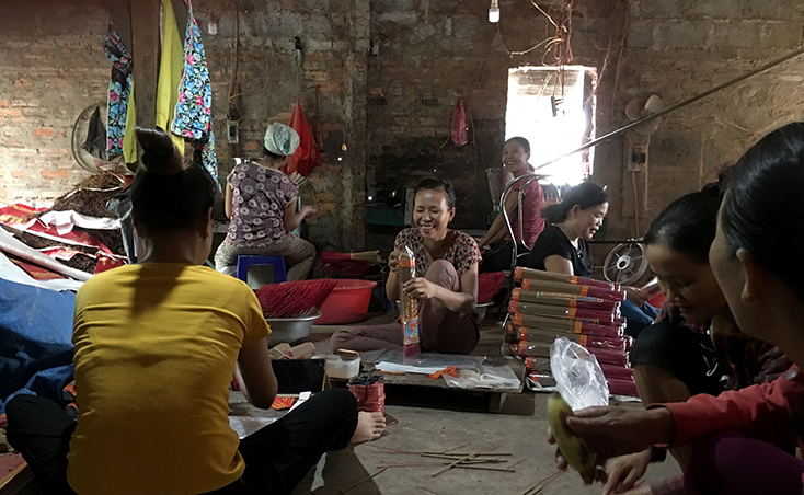 Cơ sở sản xuất hương của chị Trần Thị Hòa tạo việc làm cho phụ nữ có hoàn cảnh khó khăn ở địa phương.