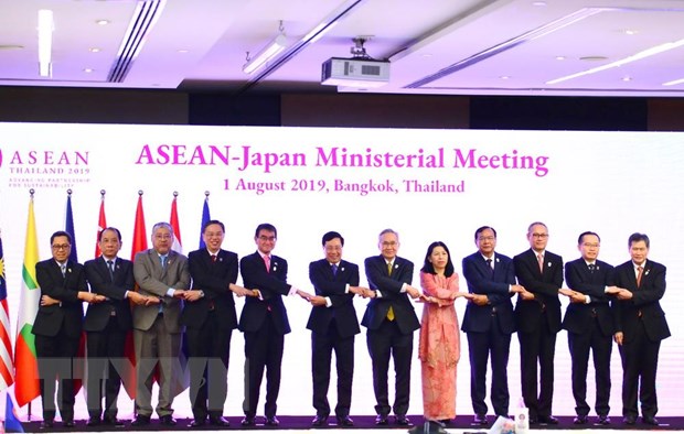 Phó Thủ tướng, Bộ trưởng Ngoại giao Phạm Bình Minh (thứ sáu, từ trái sang), Bộ trưởng Ngoại giao Nhật Bản Taro Kono (thứ năm, từ trái sang) và các Bộ trưởng Ngoại giao ASEAN chụp ảnh chung. (Ảnh: Ngọc Quang/TTXVN)