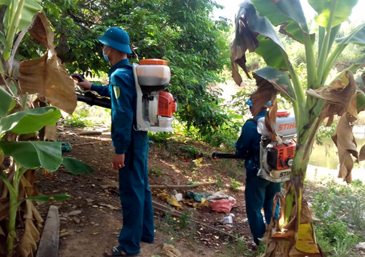 Xã Quảng Thanh tích cực tiến hành phun tiêu độc khử trùng ở các thôn.