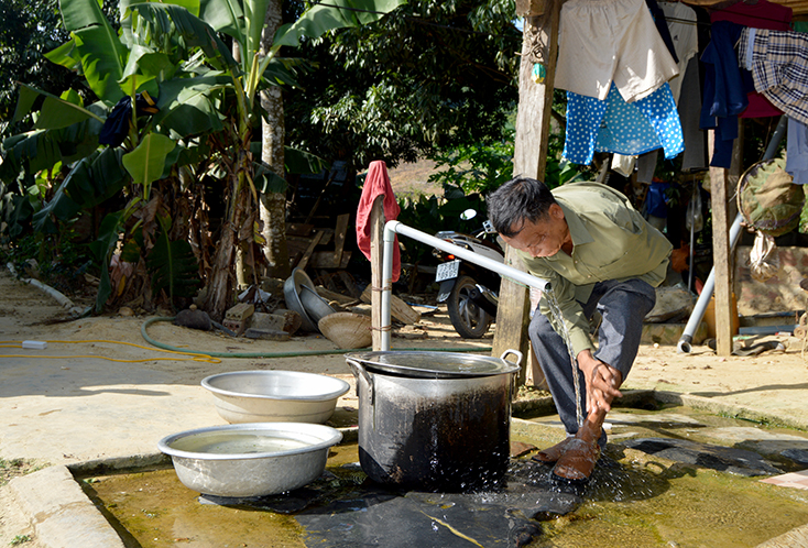 Không những phục vụ sản xuất, dòng nước mát lành của mương thủy lợi tự đào còn cung cấp nước sinh hoạt cho các hộ dân trong xóm.  