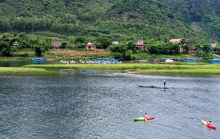 Du khách trải nghiệm các dịch vụ bơi lội, chèo thuyền trên sông Son.    
