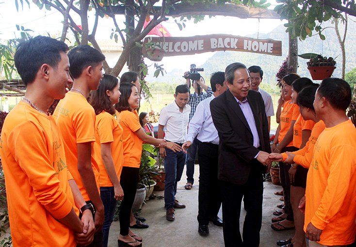 Đồng chí Bí thư Tỉnh ủy Hoàng Đăng Quang thăm cơ sở du lịch cộng đồng Jungle Boss Homestay.