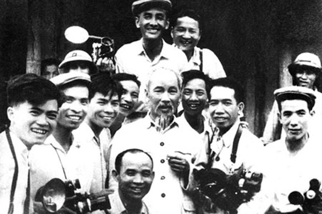 Chủ tịch Hồ Chí Minh với các nghệ sĩ nhiếp ảnh. Ảnh: TL