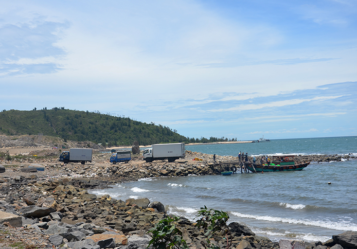 Cầu cảng của ông Lê Thanh Hiếu tổ chức kinh doanh trái phép ở vịnh Hòn La. (Ảnh chụp ngày 25-7).     