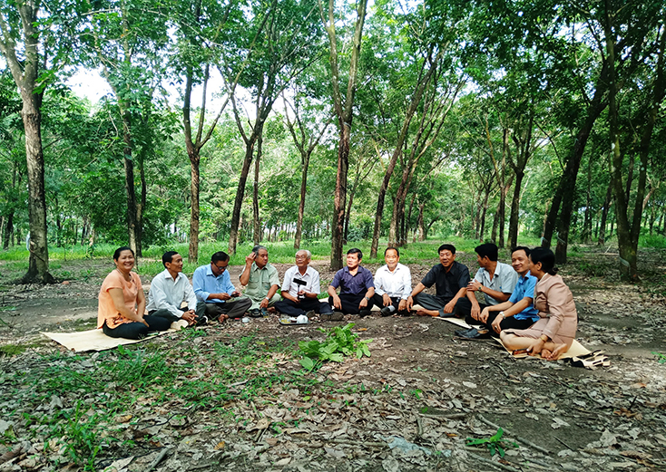   Một buổi gặp gỡ dưới tán rừng cao su của thành viên Ban liên lạc HĐHQB tỉnh Bình Phước. 