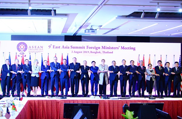Bộ trưởng các nước tham gia EAS lần thứ 9 chụp ảnh chung. (Ảnh: Hữu Kiên/TTXVN)