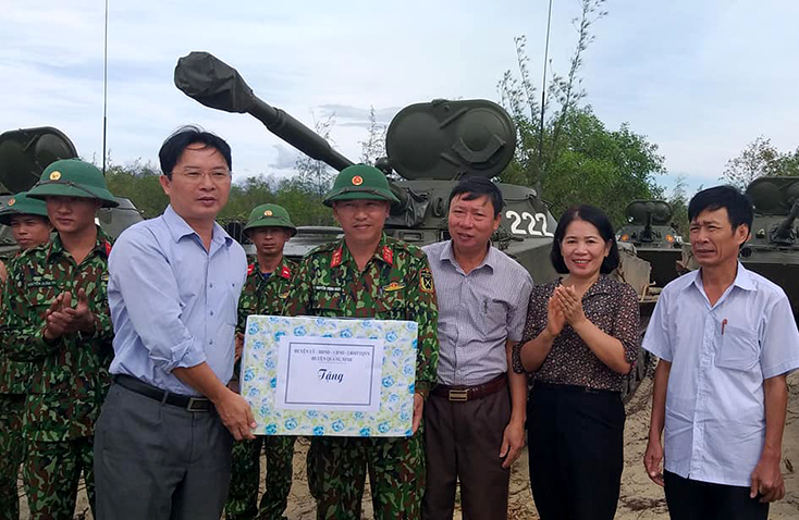 Lãnh đạo huyện Quảng Ninh tặng quà cán bộ chiến sỹ Lữ đoàn xe tăng 206.