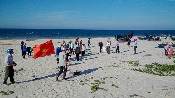 Lực lượng ĐVTN và người dân xã Hải Ninh ra quân vệ sinh môi trường.
