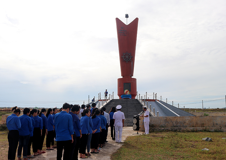 Các đại biểu dâng hương tại Bia di tích chiến thắng trận đầu tại sông Gianh.