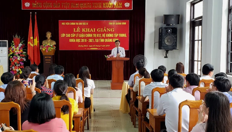 Đồng chí Trần Thắng, Phó Bí thư Thường trực Tỉnh ủy phát biểu tại buổi lễ khai giảng.