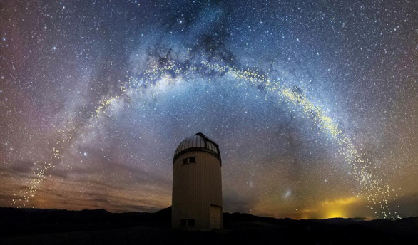 Hình ảnh dựng lại của Dải ngân hà bị vênh và xoắn bên trên đài thiên văn Las Campanas Observatory ở Chile - Ảnh: Reuters