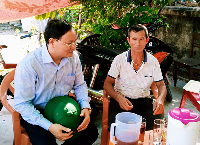 Đồng chí Lê Minh Ngân, Phó Chủ tịch UBND tỉnh thăm hỏi, động viên thân nhân thuyền viên Nguyễn Hữu Chiến (phường Quảng Phúc, TX. Ba Đồn).