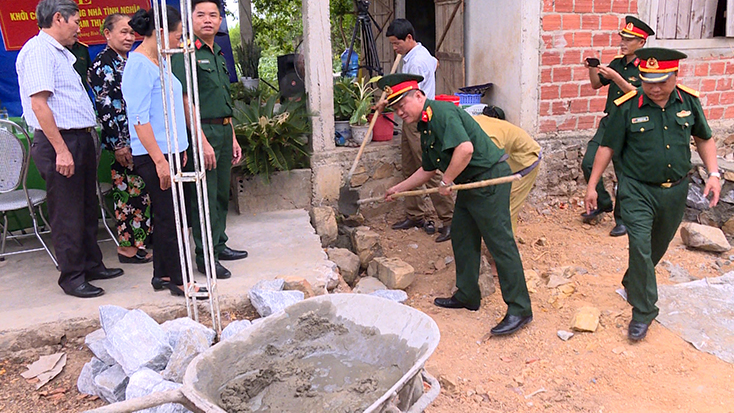 Đại diện Bộ CHQS tỉnh, Ban CHQS huyện Bố Trạch tham gia lễ khởi công xây dựng nhà tình nghĩa cho bà Phạm Thị Xuân.