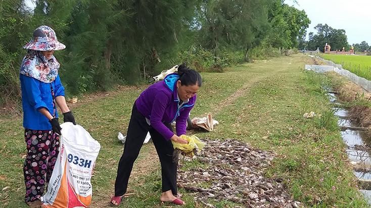 Bà con nông dân huyện Quảng Ninh tích cực ra đồng diệt chuột bảo vệ mùa màng.