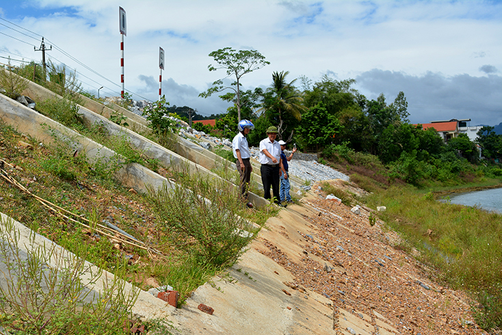 Công trình kè sông Son (thôn Hà Lời, xã Sơn Trạch) chưa hoàn thành do thiếu kinh phí đầu tư xây dựng.