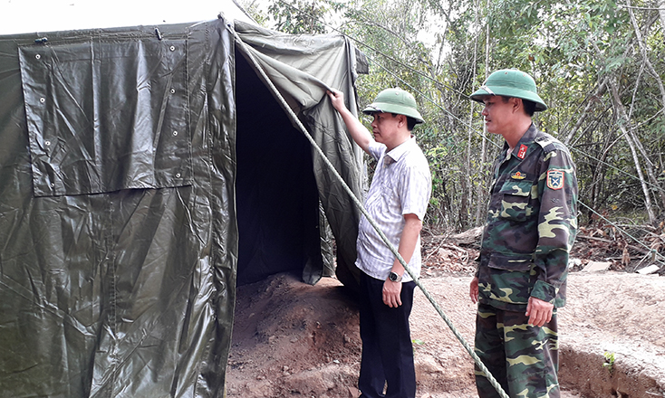 Lãnh đạo huyện Tuyên Hóa kiểm tra công tác chuẩn bị diễn tập tại địa điểm xây dựng Sở chỉ huy.