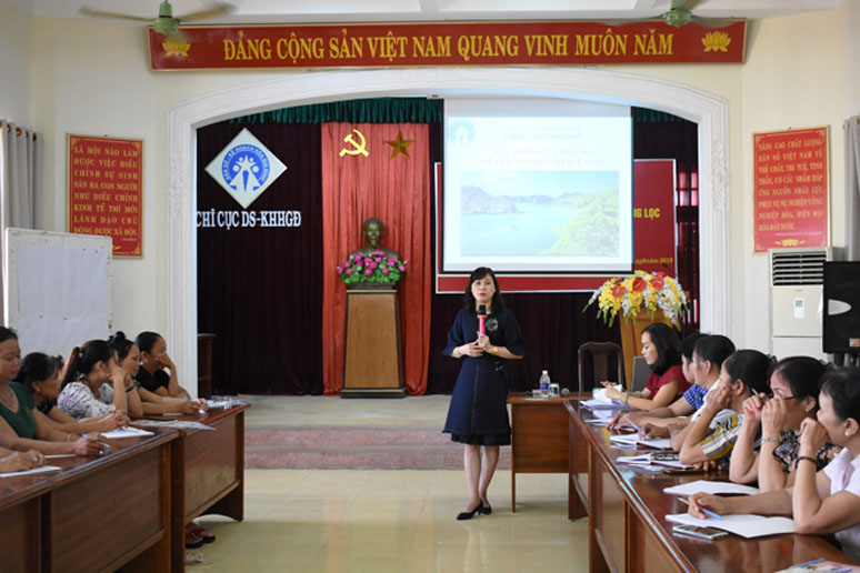 Đồng chí Võ Thị Hồng Hà, Phó Chi cục trưởng Chi cục DS-KHHGĐ phổ biến kiến thức về sàng lọc trước sinh và sơ sinh tai lớp tập huấn.