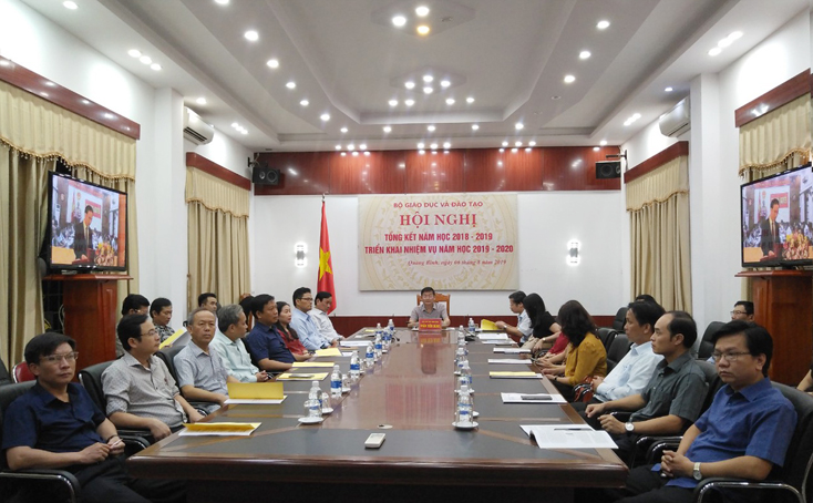 Đồng chí Phó Chủ tịch UBND tỉnh Trần Tiến Dũng chủ trì hội nghị tại điểm cầu Quảng Bình.