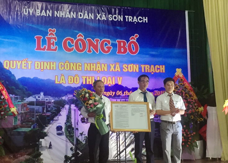 Thừa ủy quyền của Chủ tịch UBND tỉnh, đại diện lãnh đạo Sở Xây dựng trao Quyết định công nhận xã Sơn Trạch (Phong Nha), đạt tiêu chí đô thị loại V