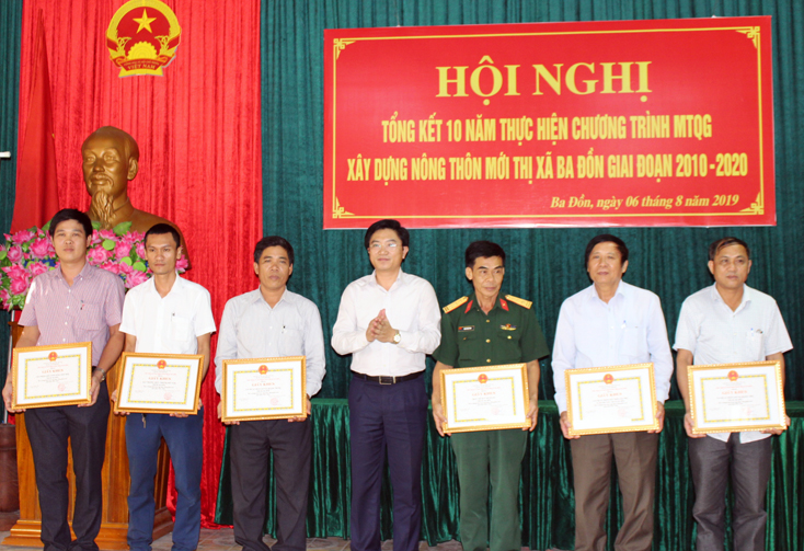 Đồng chí Trương An Ninh, Tỉnh ủy viên, Bí thư Thị ủy Ba Đồn tặng giấy khen cho các tập thể có thành tích trong xây dựng NTM.