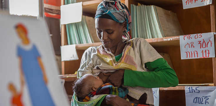 Một bà mẹ ở Ethiopia cam kết nuôi con bằng sữa mẹ hoàn toàn trong sáu tháng đầu (Ảnh: UNICEF)