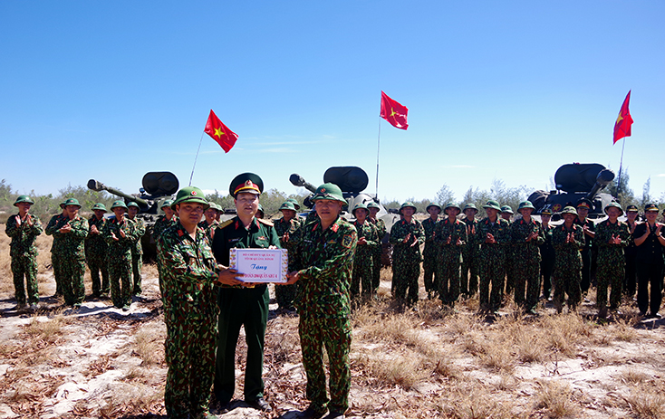 Đại diện lãnh đạo Bộ chỉ huy Quân sự tỉnh tặng quà đơn vị làm nhiệm vụ diễn tập.