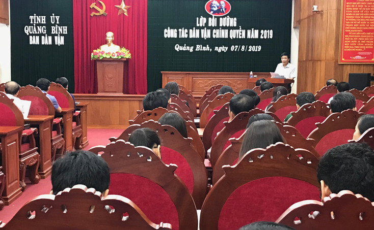 Đồng chí Trưởng ban Dân vận Tỉnh ủy Nguyễn Công Huấn phát biểu khai mạc lớp bồi dưỡng 