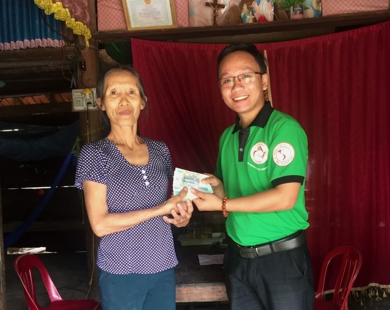 CLB Nét bút xanh miền Trung trao tiền hỗ trợ xây dựng nhà nhân ái cho gia đình em Nguyễn Thị Châu, ở thôn 3, xã Xuân Trạch.