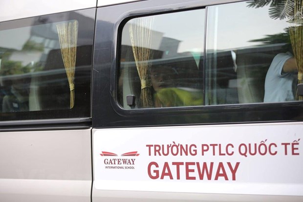 Xe đưa đón học sinh đến Trường Tiểu học Gateway. (Ảnh: Minh Sơn/Vietnam+)