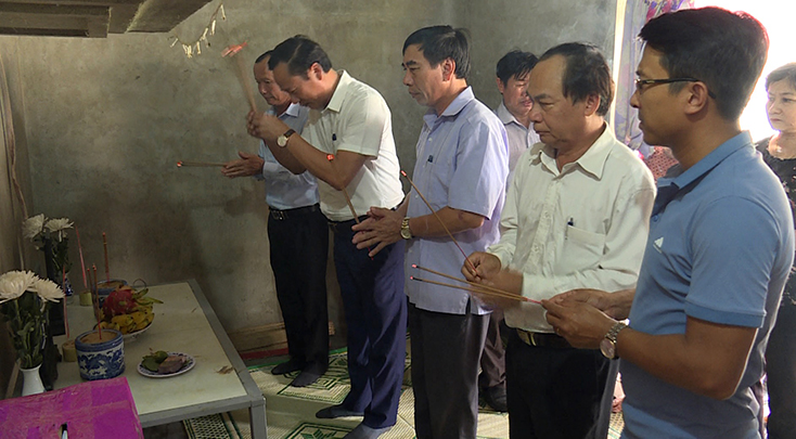 Lãnh đạo huyện Quảng Trạch thắp hương chia buồn với các gia đình.