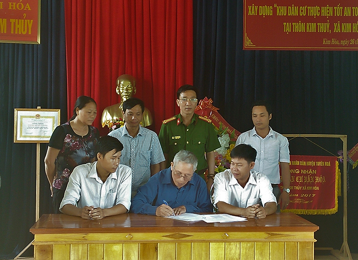 Lễ ký kết xây dựng mô hình “KDC thực hiện tốt ATGT” tại thôn Kim Thủy, xã Kim Hóa (huyện Tuyên Hóa) 