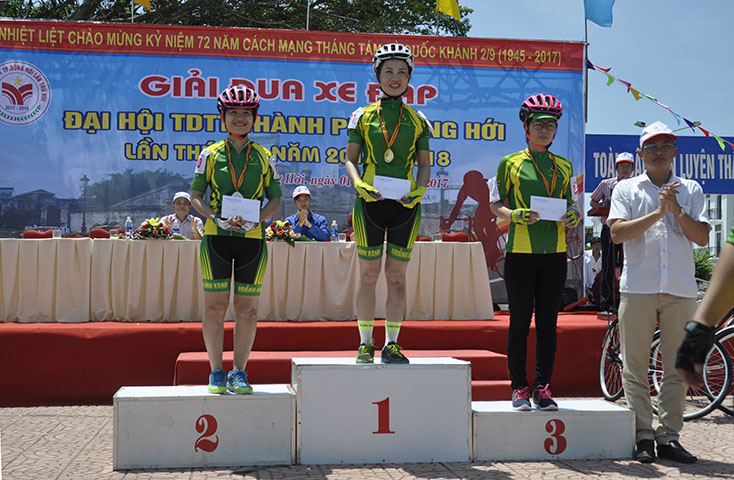  Ban tổ chức trao giải cho các VĐV nữ đạt thành tích tại giải đua xe đạp Đại hội TDTT thành phố Đồng Hới lần thứ VIII. 