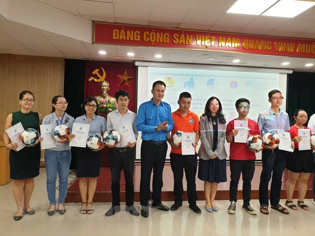 Ban Tổ chức trao giải tháng thứ nhất Cuộc thi Đi bộ vì sức khỏe. (Ảnh: PV/Vietnam+)