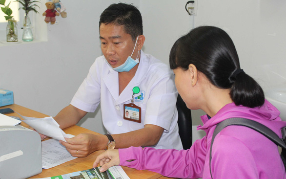 Tư vấn cho bệnh nhân viêm gan tại Bệnh viện Ung bướu TP.HCM - Ảnh: THU HIẾN