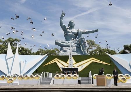 Thả chim hòa bình tại lễ tưởng niệm 73 năm ngày quân đội Mỹ ném bom nguyên tử xuống thành phố Nagasaki. (Ảnh: Kyodo/ TTXVN)