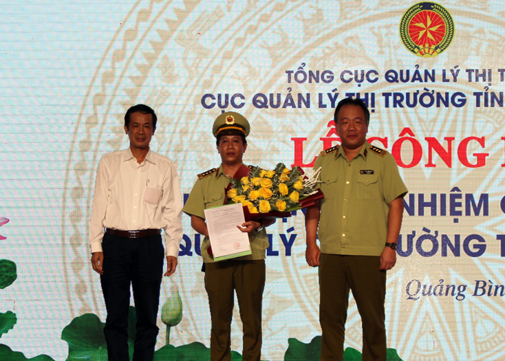 Đồng chí Trần Hữu Linh, Tổng cục trưởng Tổng cục QLTT và đồng chí Trần Công Thuật, Chủ tịch UBND tỉnh trao Quyết định bổ nhiệm cho đồng chí Vũ Quang Thắng.