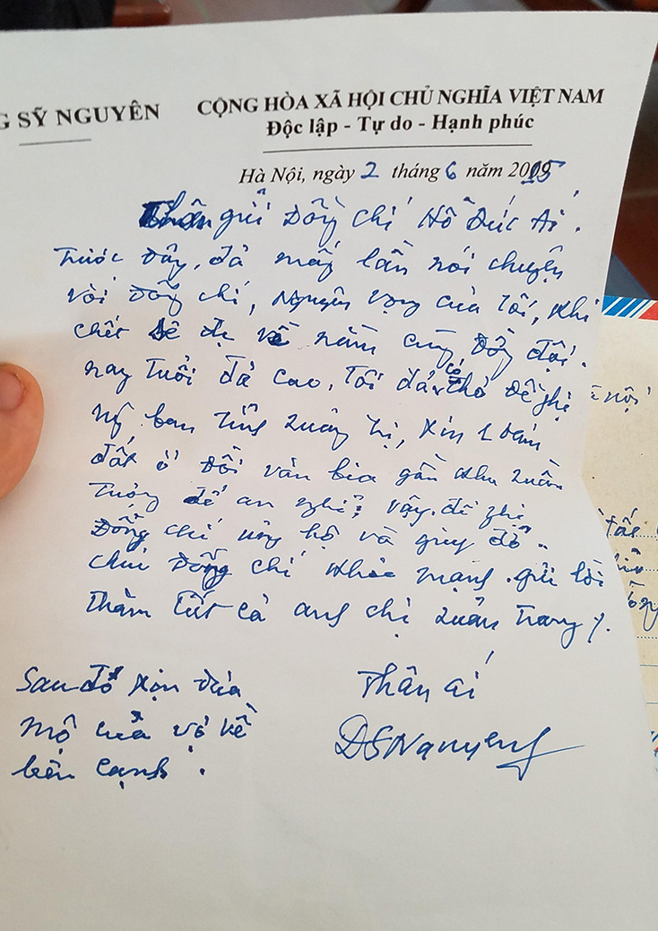  Bức thư do chính Trung tướng Đồng Sĩ Nguyên viết gửi ban quản trang Nghĩa trang liệt sỹ Trường Sơn bày tỏ mong muốn được về yên nghỉ tại đây. 