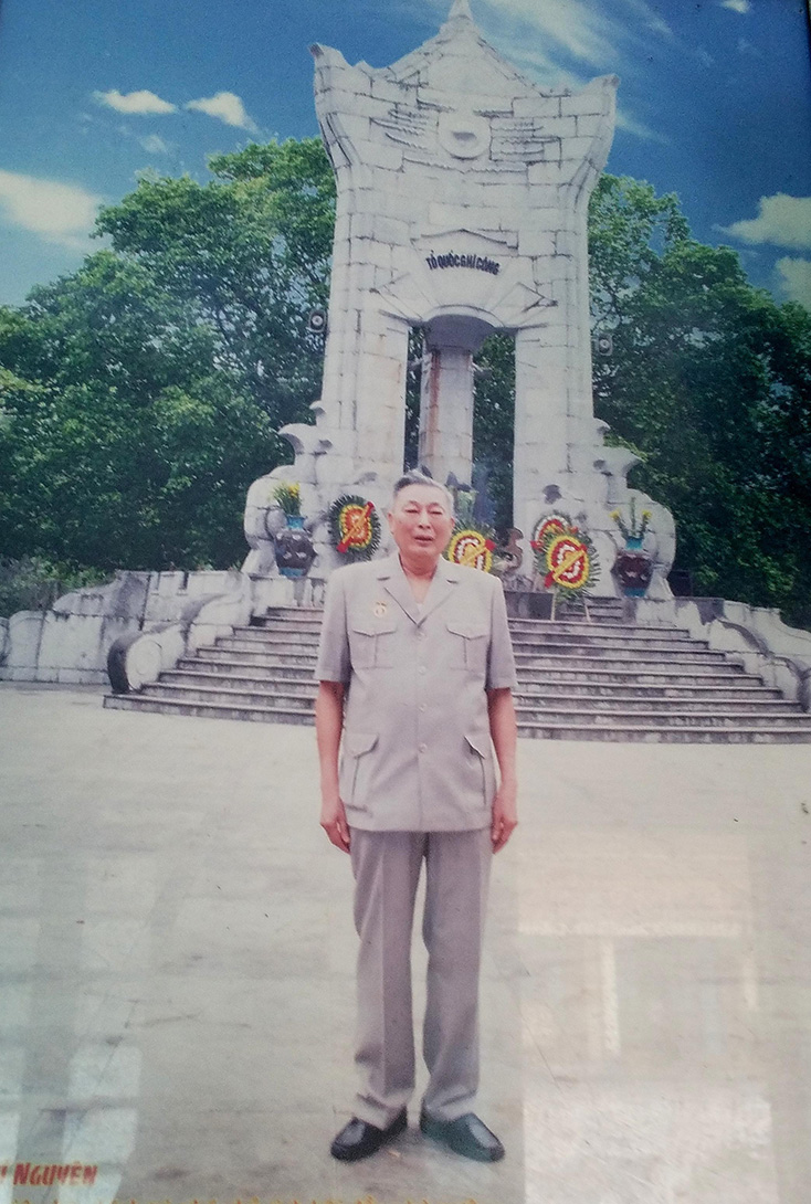 Trung tướng Đồng Sĩ Nguyên chụp trước tượng đài chính Nghĩa trang liệt sỹ Trường Sơn trong một lần ghé thăm các đồng đội. 