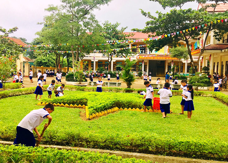 Khuôn viên trường tiểu học được trang trí thêm nhiều hoạt động hấp dẫn và đồ chơi ngoài trời để các em nhỏ thoải mái vui chơi. Những cây cối được bố trí hợp lý, tạo nên không gian xanh mát cho trường học. Với những nét trang trí độc đáo của các em nhỏ, khuôn viên trường trông thật đẹp và ấn tượng.