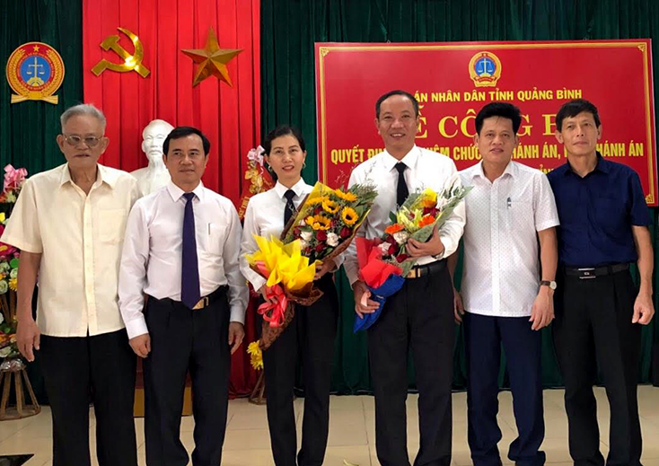 Lãnh đạo TAND tỉnh và huyện Lệ Thủy tặng hoa chúc mừng các thẩm phán được bổ nhiệm.