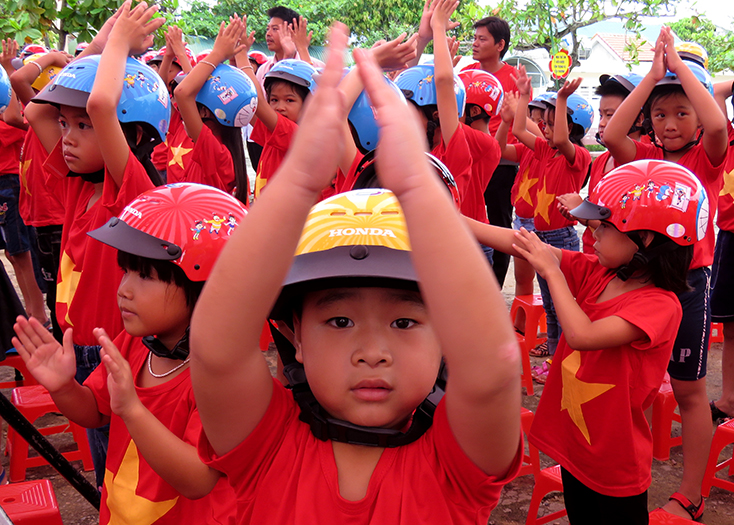 Học sinh Trường tiểu học Hải Thành (thành phố Đồng Hới) được tặng mũ bảo hiểm.